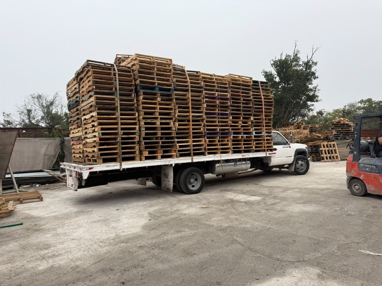 Camión con tarimas aseguradas listo para entrega